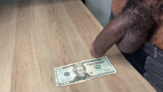 Bicha tesão masturbando em $20 dólares e comendo porra