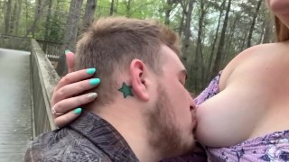 公園で婚約者の乳首を吸う