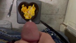 Sperma in eten: Mac en Kaas. Wie wil er wat?
