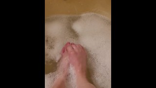 Lavandomi i piedi dopo una dura giornata di lavoro 
