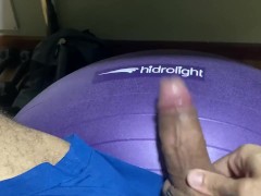 Pau Bate em Bola de Pilates