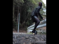 女装フロントマスクトレーニングハイヒール屋外勃起オナニーレザーレザーショーパン - Screenshot 15 of 16 - Femboy