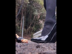 女装フロントマスクトレーニングハイヒール屋外勃起オナニーレザーレザーショーパン - Screenshot 5 of 16 - Femboy