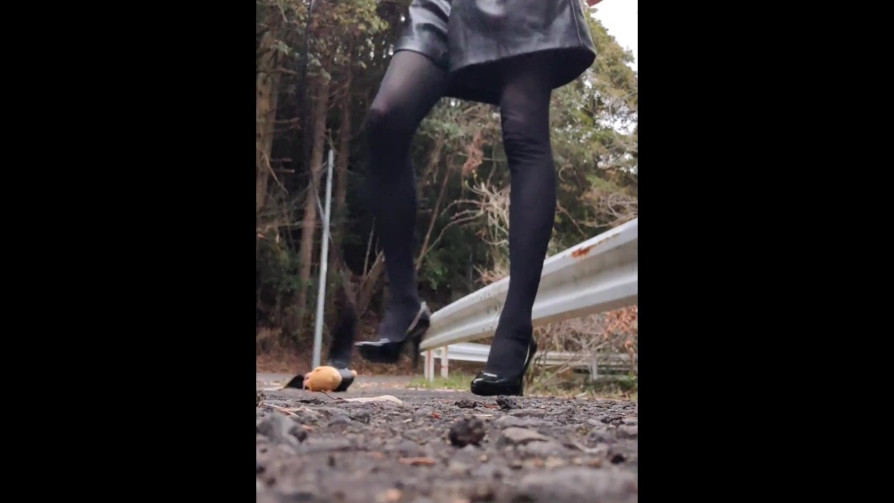 女装 前頭マスク 調教 ハイヒール 野外 勃起 オナニー 皮革 レザー ショーパン 踏み潰し クラッシュフェチ 男の娘