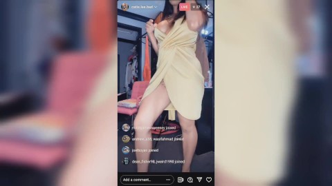 INSTAGRAM SLUTはドレスの試着中に猫とおっぱいを公開します(コンピュータの風景)