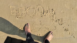 ebony voeten op het zand