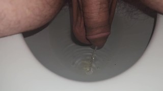 Cabides baixos na urina da água