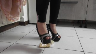 Дробление крекеров на высоких каблуках (визуальный ряд 2)