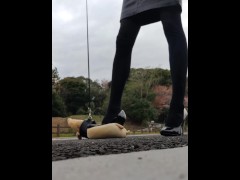 女装 公園 レザー ウォーキング ハイヒール スカート 脚の組み換え 美脚 フェチ japanese