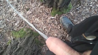 Pissen in het bos - Onbesneden penis buiten pis