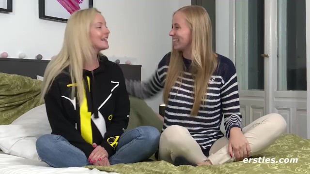 Heiße deutsche Blondine bringt Freundin 2 mal zum Orgasmus