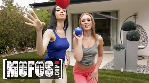 Mofos - Gros cul Daisy Stone et Scarlett Bloom partagent une grosse bite en POV