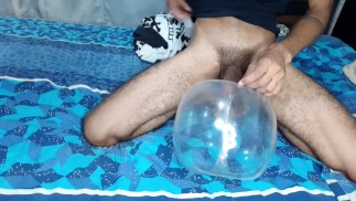 年轻人变得饥渴，在没有屁股的情况下，他用充气的避孕套做了一个