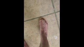 在单身男孩的腿和脚上抽搐射精