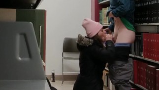 Spring Break signifie Heather Kane sucer une bite dans la bibliothèque