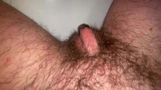 Капающая мокрая киска во время дрочки и сквирта