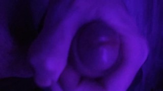 紫色の光で中出しするまでチンポを撫でる-パープルディックパート3