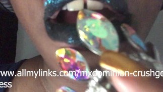 сексуальные губы сосут драгоценности