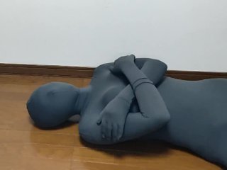 分厚い全身タイツを重ね着で苦しいうえにガスマスク呼吸制御