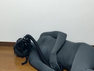 分厚い全身タイツを重ね着で苦しいうえにガスマスク呼吸制御