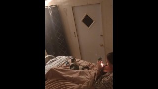 Красивая белая девушка курит в черной ночной рубашке с соседом по комнате часть 3b