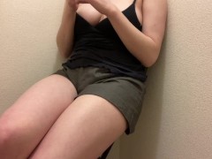 ショートパンツのオフのOLがスマホを片手におもらし - Screenshot 1 of 16 - Peeing