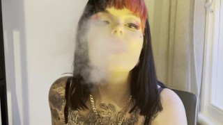 puta fumando un cigarrillo en una habitación de hotel