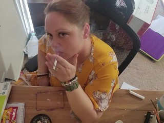 Secretária Morena Sexy Fumando Muito Necessário !!