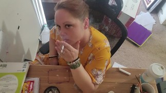 СЕКСУАЛЬНАЯ брюнетка-секретарша курит так необходимо!!