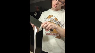 Hermanastro flexiona el cuchillo de su chef recién afilado