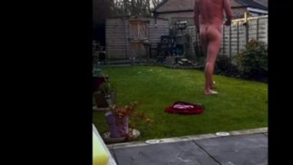 Голышом в саду