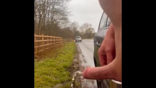 Голый босиком мочится на улице для зрителей 