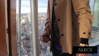 Un homme d'affaires surpris en train de branler une énorme bite à Londres
