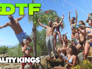 Reality Kings - Es El Día Final En La Villa y Las Estrellas Tienen Una última Orgía Salvaje Junto a La Piscina