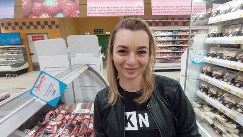 Eu a conheci enquanto fazia compras, boquete no banheiro público, ela engole uma gozada enorme