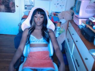 Vanniall gives herself a sweet facial