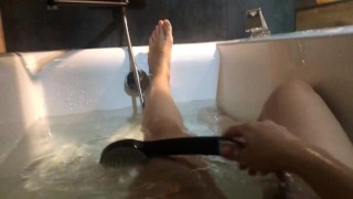 Красивые ножки в ванной комнате