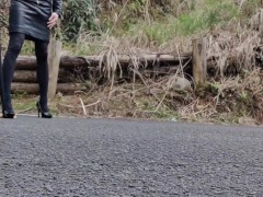 女装 ハイヒール レザー 野外 調教 踏み潰し クラッシュ フェチ - Screenshot 11 of 16 - Leather