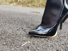 女装 ハイヒール レザー 野外 調教 踏み潰し クラッシュ フェチ - Screenshot 4 of 16 - High Heels Stockings