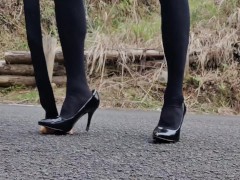 女装 ハイヒール レザー 野外 調教 踏み潰し クラッシュ フェチ - Screenshot 5 of 16 - Crush Fetish