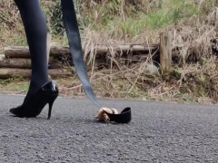 女装 ハイヒール レザー 野外 調教 踏み潰し クラッシュ フェチ - Screenshot 6 of 16 - Leather