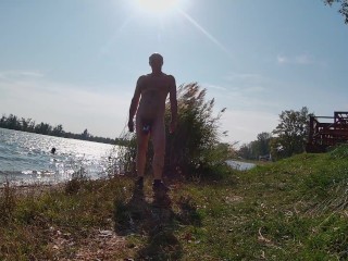 Naked Junto Al Lago y Frente Al Nadador