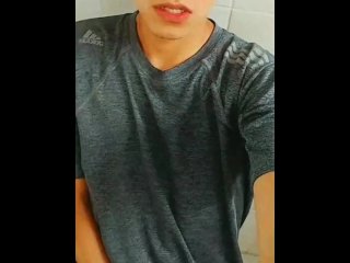 Chico caliente se masturba con filtros de Instagram
