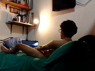 Il Mio Fratellastro Mi Ha Sorpreso a Toccarmi e L'ha Filmato