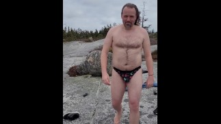 Быстрая прогулка после похода по лесу. 6 градусов – это довольно холодно.