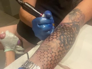 Eu me Tatuei e Minha Esposa Veio e Ajudou. Masturbação Difícil / Chupando / Brinquedos e Eletrocução Galo