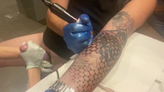 Ik tatoeëer mezelf en mijn vrouw kwam en hielp. Harde handjob / zuigen / speeltjes en lul elektrocutie 