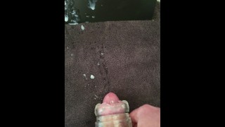 L'orgasme INTENSE du garçon et une énorme éjaculation après avoir baisé un Fleshlight clair