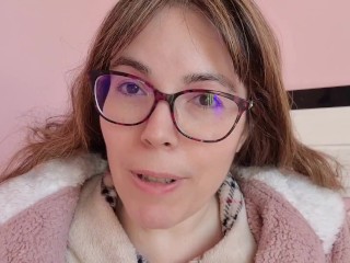 Evita Camila se masturba desnuda y se mete los dedos_en su rica_vagina