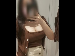 試着室で服を試着するアジアの女の子